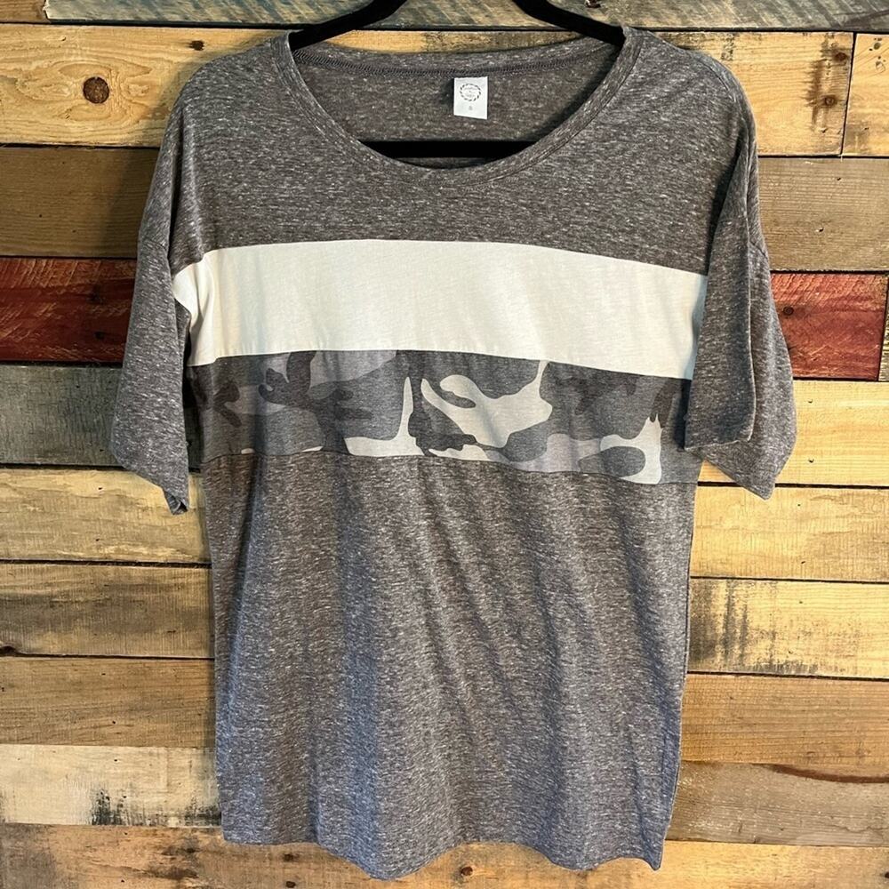 Sunshine & Rodeos Gray Camo Stripe Top Size‎ Medium